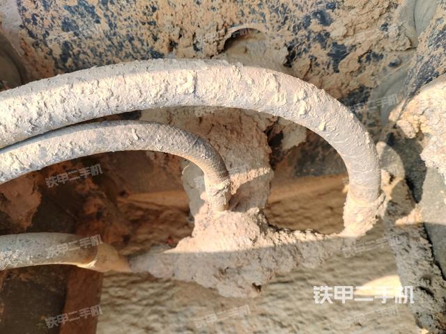 前輪左側(cè)減震塊連接及部件（壓路機(jī)前后車架）