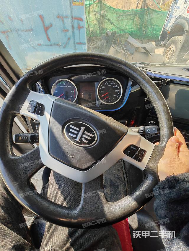 駕駛室操作臺(tái)（設(shè)備外觀及核心部件）