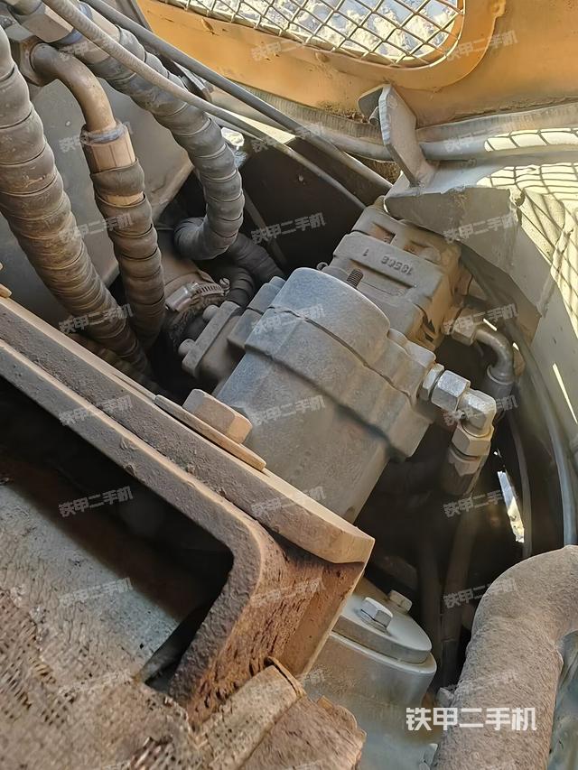 液壓泵艙室正面整體（整機外觀）