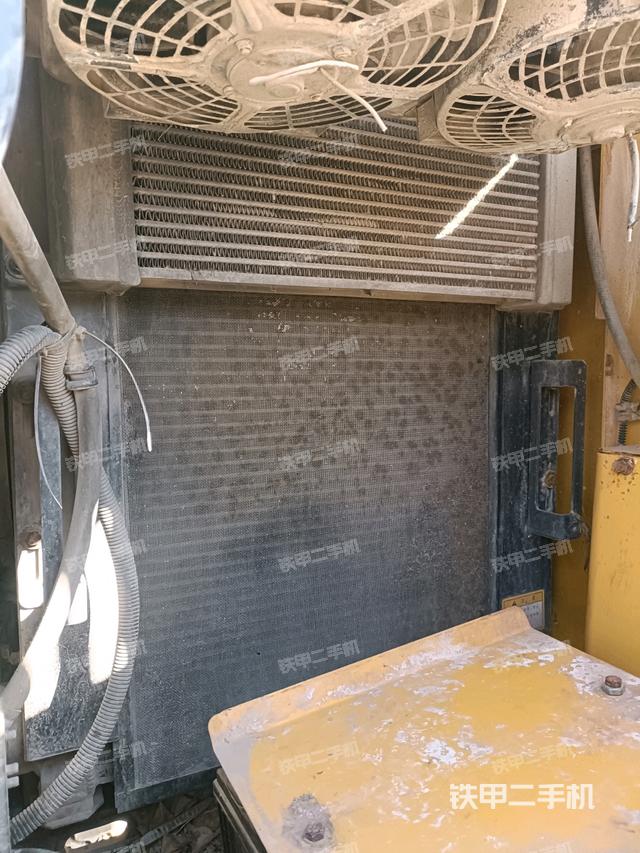 散熱器正面(大件艙室) 散熱器正面(大件艙室)