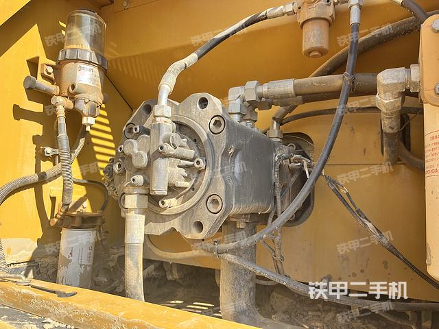 液压泵舱室正面整体（整机外观）