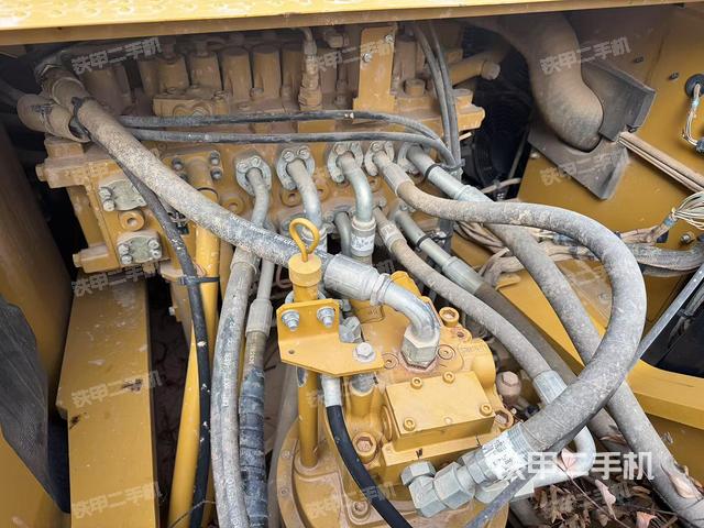 回转马达和主控阀（整机外观）