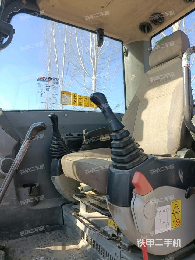 駕駛室頂部(整機(jī)外觀) 駕駛室頂部(整機(jī)外觀)