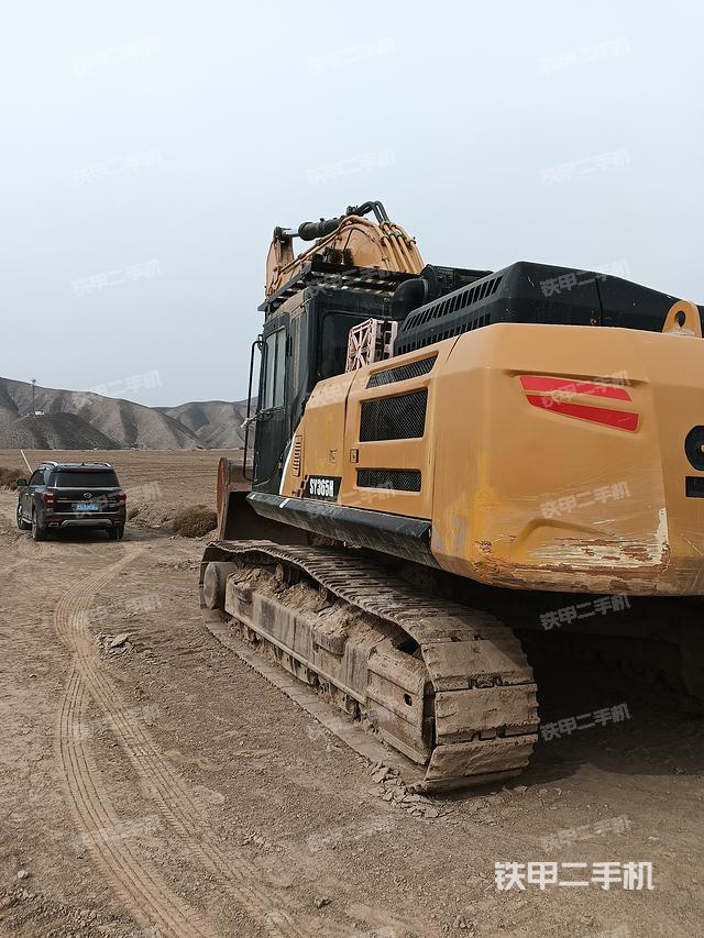 液压泵舱室正面整体（整机外观）