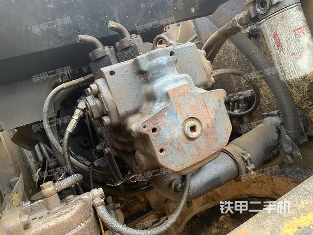 液壓泵艙室正面整體（整機外觀）