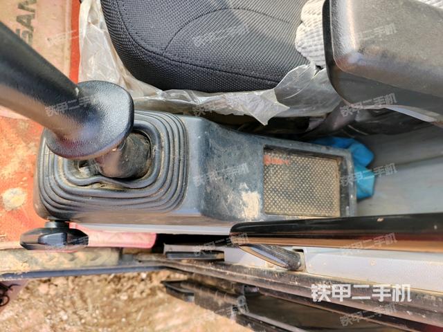 座椅右側(cè)控制臺(tái)/鑰匙門/油門/含右手柄(駕駛室部分) 座椅右側(cè)控制臺(tái)/鑰匙門/油門/含右手柄(駕駛室部分)