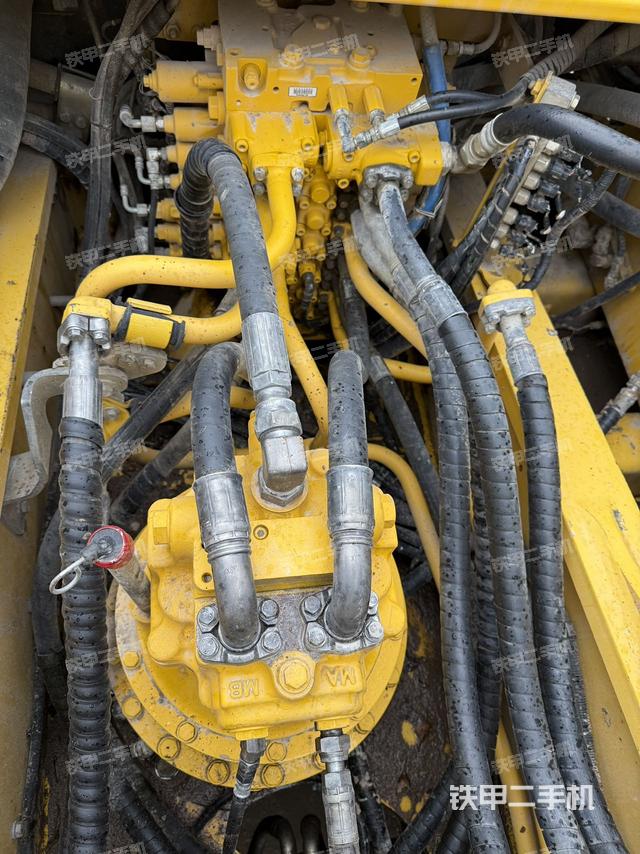 回轉馬達和主控閥（整機外觀）