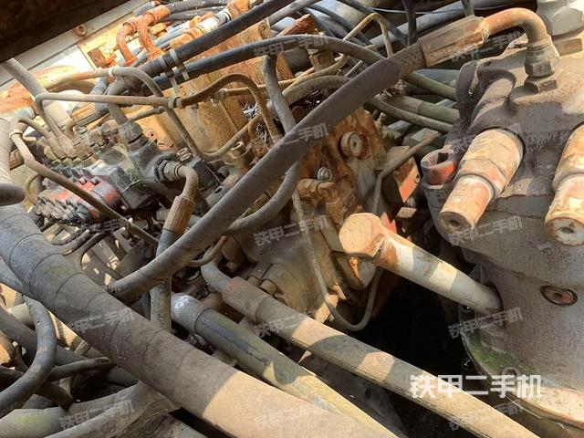 回轉(zhuǎn)馬達(dá)和主控閥（整機(jī)外觀）