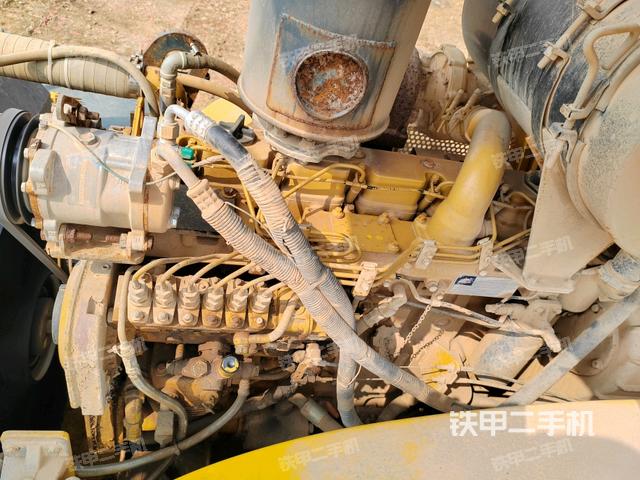 發(fā)動(dòng)機(jī)右側(cè)全景（壓路機(jī)發(fā)動(dòng)機(jī)艙）