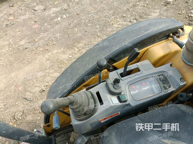 座椅右側(cè)控制臺(tái)/鑰匙門/油門/含右手柄（駕駛室部分）