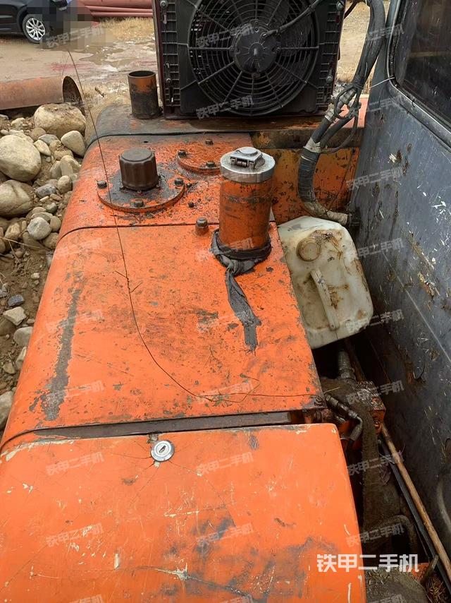 回轉(zhuǎn)馬達(dá)和主控閥（整機(jī)外觀）