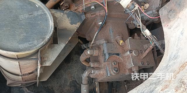 液压泵舱室正面整体（整机外观）