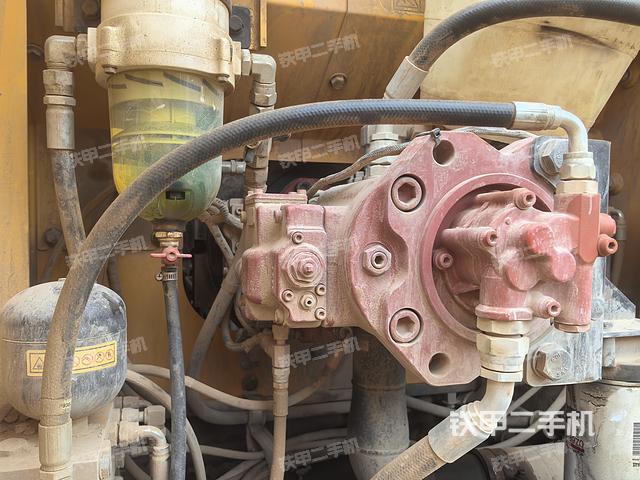 液压泵舱室正面整体（整机外观）