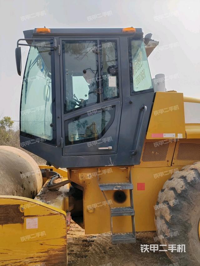 右側(cè)正面照（壓路機(jī)駕駛室）