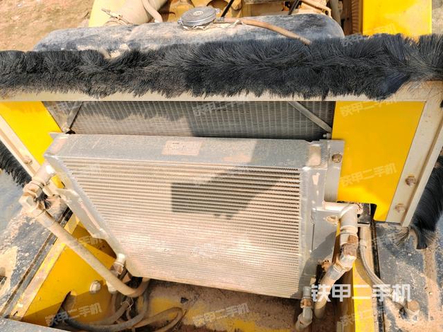 散熱器全景（壓路機(jī)發(fā)動(dòng)機(jī)艙）