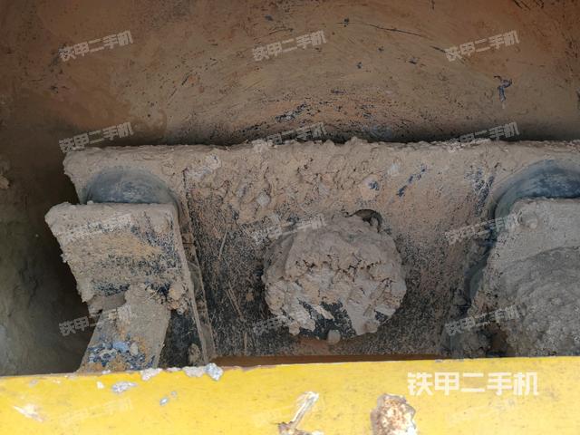 前輪右側(cè)減震塊連接及部件（壓路機(jī)前后車架）