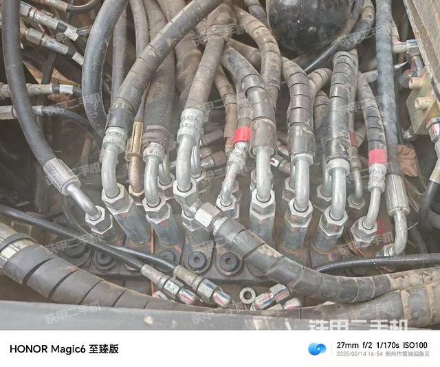 回轉(zhuǎn)馬達(dá)和主控閥（整機(jī)外觀(guān)）