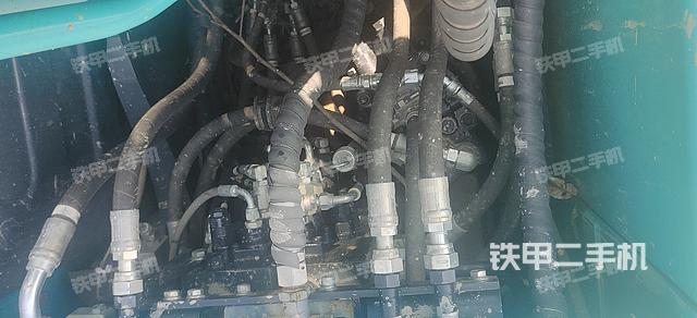 回转马达和主控阀（整机外观）