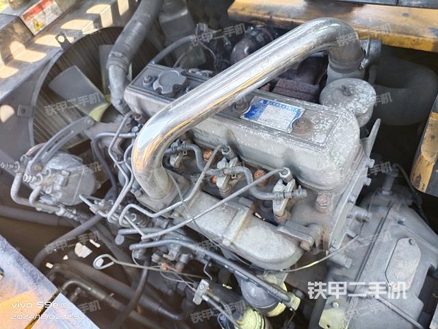 液壓泵艙室正面整體(整機外觀) 液壓泵艙室正面整體(整機外觀)
