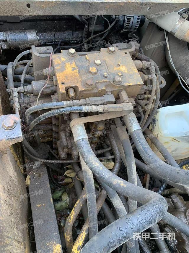 回轉(zhuǎn)馬達(dá)和主控閥（整機外觀）