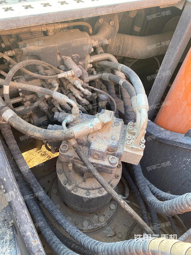 液压泵舱室正面整体（整机外观）