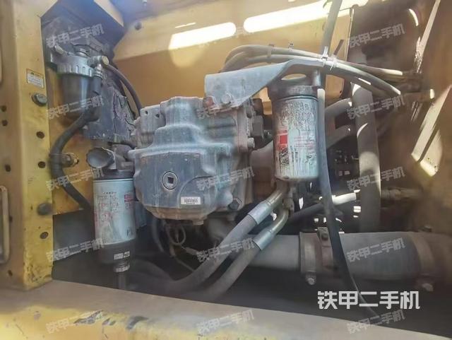 液壓泵艙室正面整體（整機外觀）