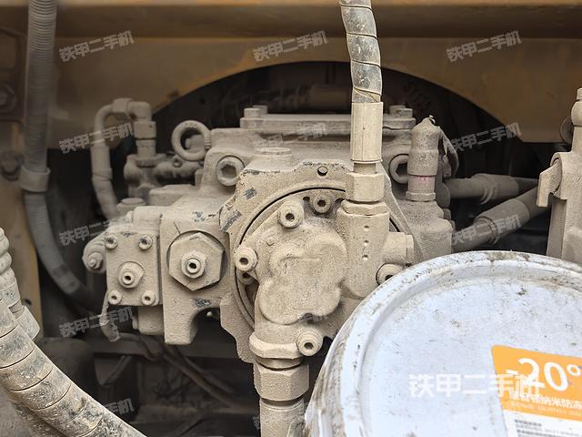 液压泵舱室正面整体（整机外观）