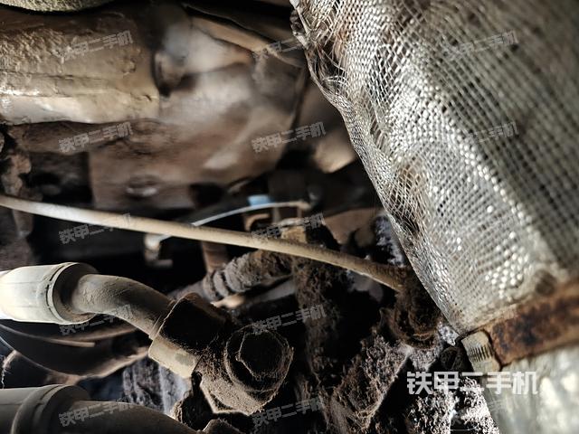 液压泵舱室正面整体（整机外观）