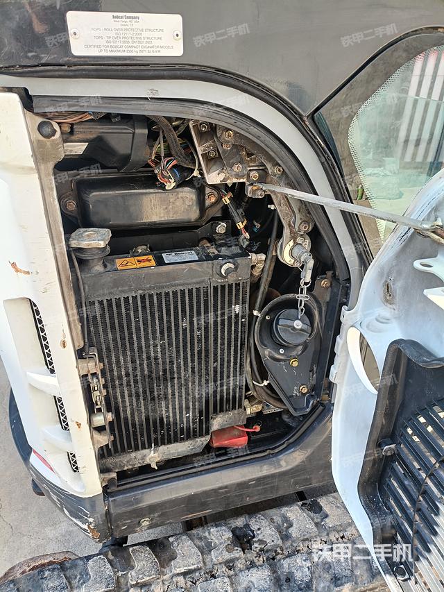 液压泵舱室正面整体（整机外观）