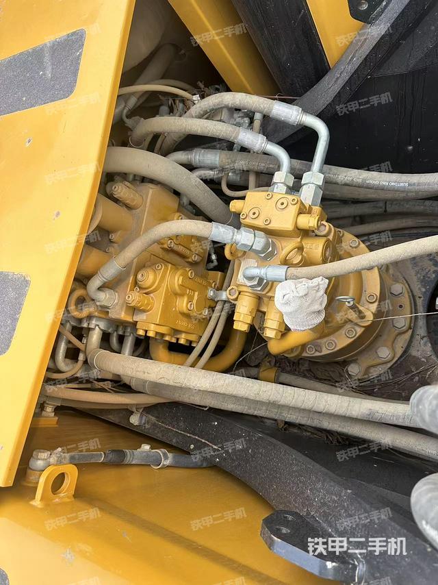 回转马达和主控阀（整机外观）