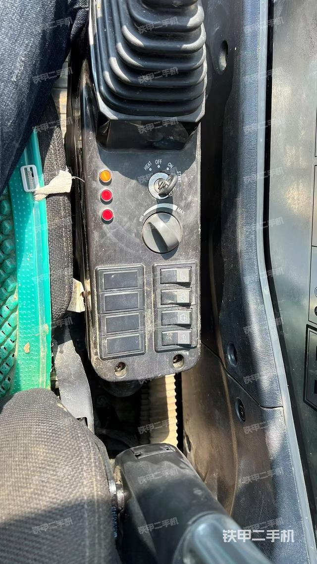 座椅右側(cè)控制臺/鑰匙門/油門/含右手柄（駕駛室部分）