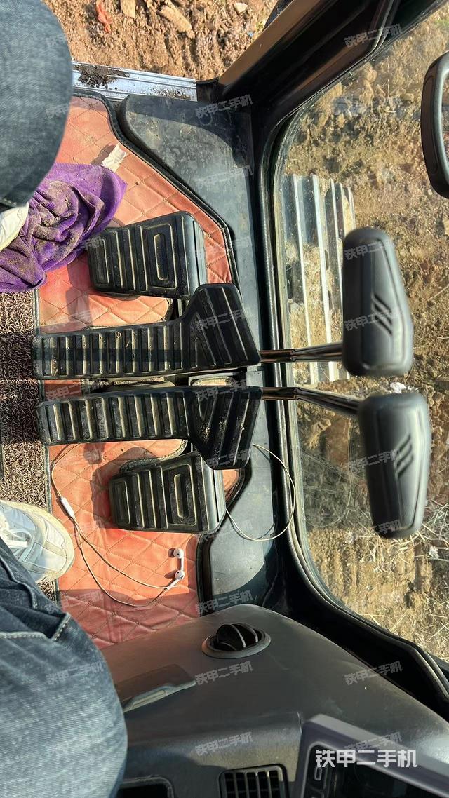 行走控制手柄和踏板?俯拍（駕駛室部分）