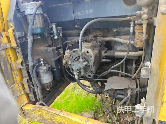 液压泵舱室正面整体（整机外观）