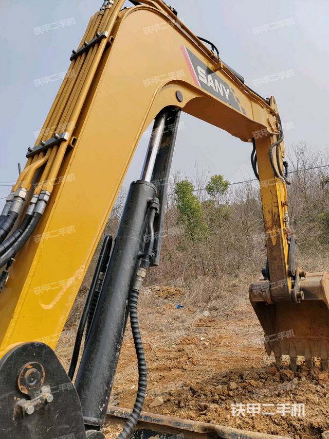 大臂背部俯視(工作和回轉(zhuǎn)裝置) 大臂背部俯視(工作和回轉(zhuǎn)裝置)