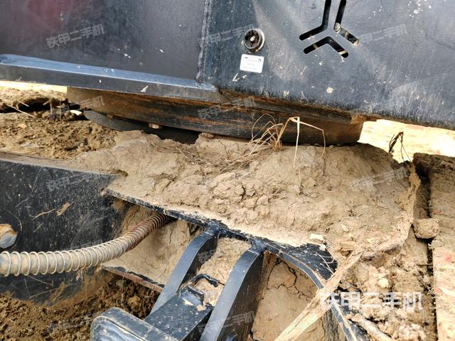 轉(zhuǎn)盤和下車架正前(工作和回轉(zhuǎn)裝置) 轉(zhuǎn)盤和下車架正前(工作和回轉(zhuǎn)裝置)