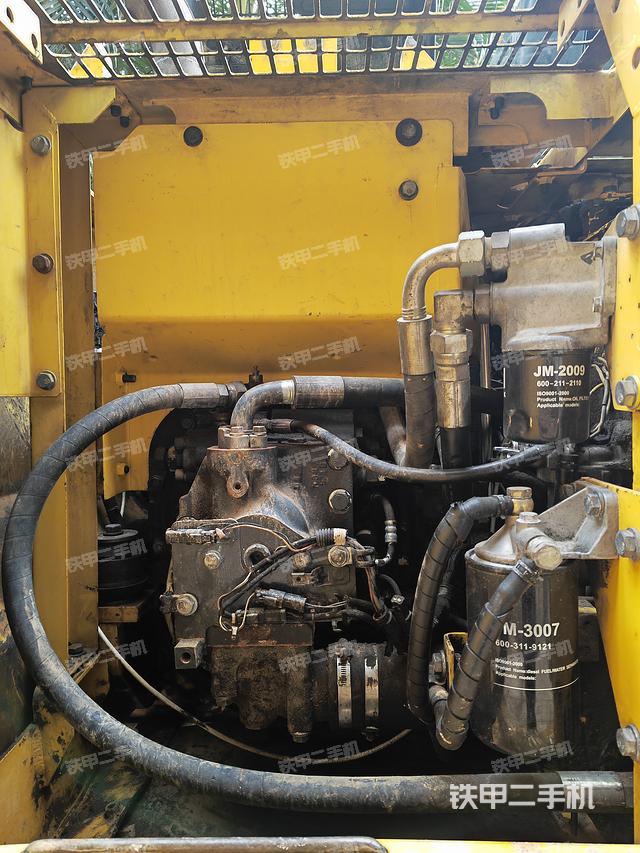 液压泵舱室正面整体（整机外观）