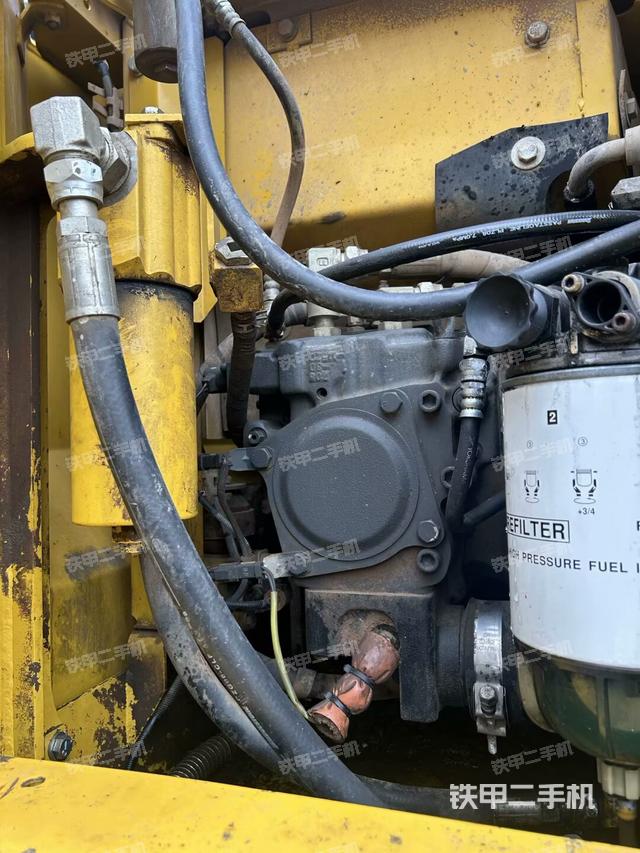 液压泵舱室正面整体（整机外观）