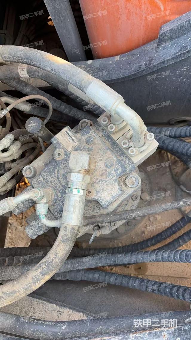 回轉(zhuǎn)馬達（上車部件）