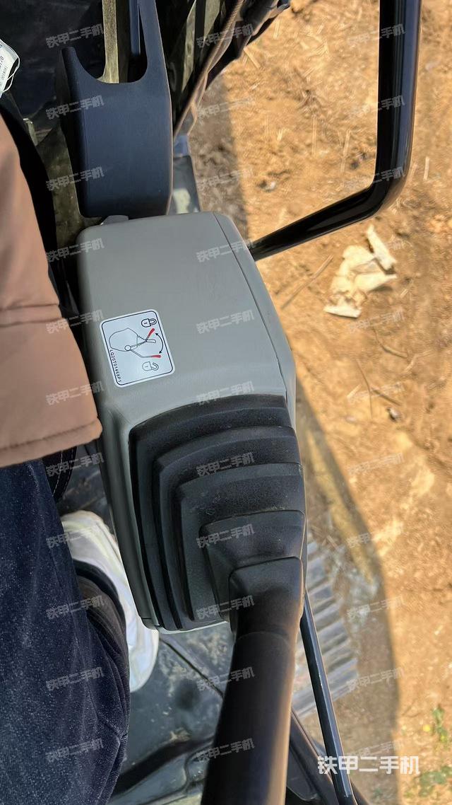 座椅左側(cè)控制臺/音響/含左手柄(駕駛室部分) 座椅左側(cè)控制臺/音響/含左手柄(駕駛室部分)