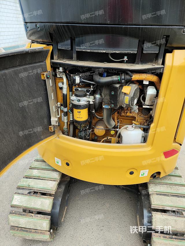 液压泵舱室正面整体（整机外观）