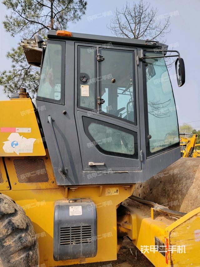 左側(cè)正面照（壓路機(jī)駕駛室）