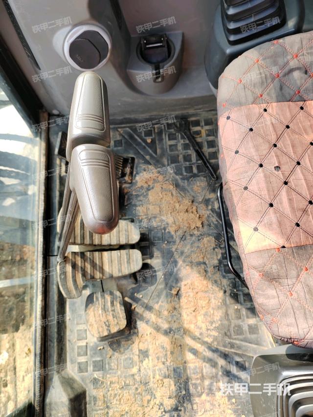 行走控制手柄和踏板?俯拍（駕駛室部分）