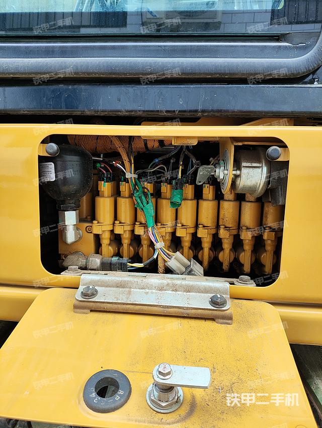 回转马达和主控阀（整机外观）