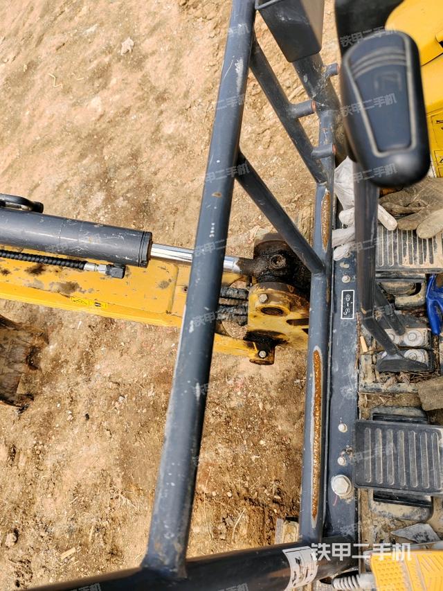 行走控制手柄和踏板?俯拍（駕駛室部分）