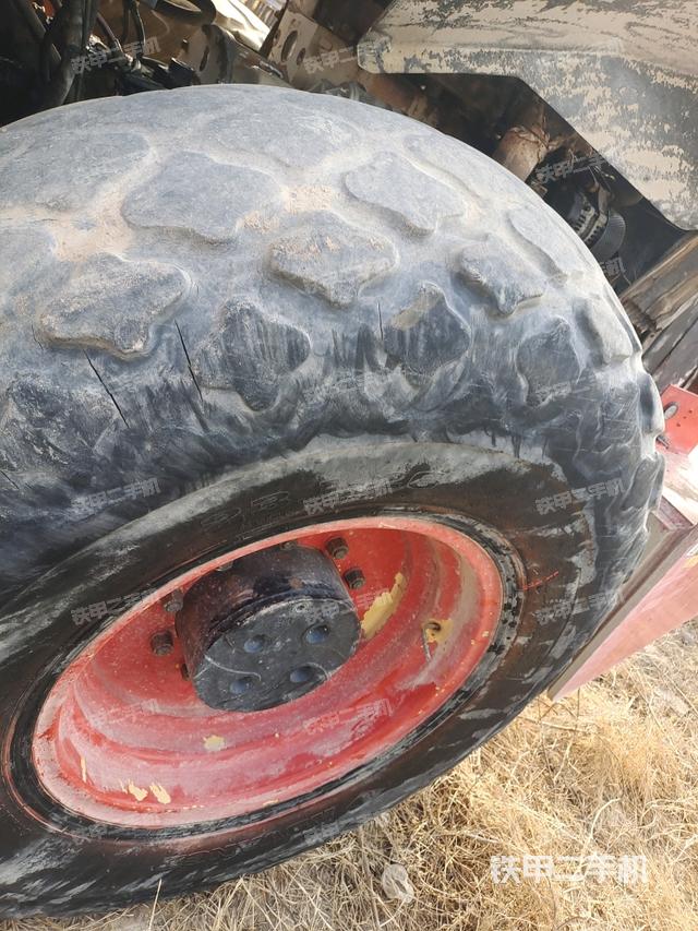 前輪右側(cè)減震塊連接及部件（壓路機(jī)前后車架）