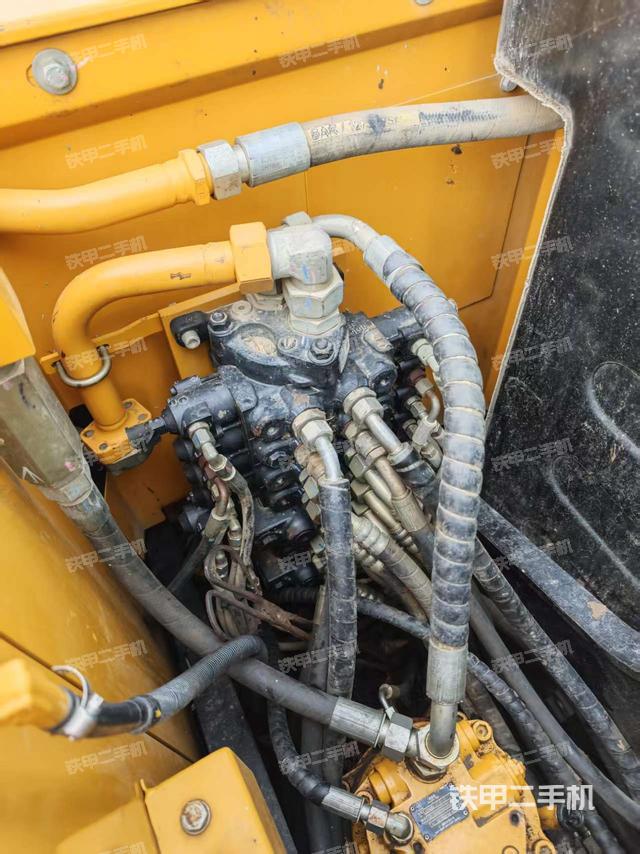 回轉(zhuǎn)馬達(dá)和主控閥(整機(jī)外觀) 回轉(zhuǎn)馬達(dá)和主控閥(整機(jī)外觀)