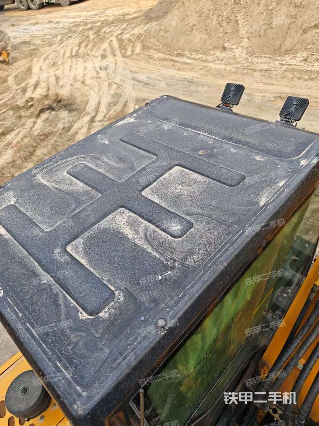 駕駛室頂部(整機(jī)外觀) 駕駛室頂部(整機(jī)外觀)