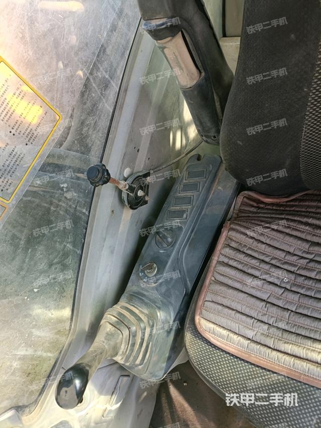 座椅右側(cè)控制臺/鑰匙門/油門/含右手柄(駕駛室部分) 座椅右側(cè)控制臺/鑰匙門/油門/含右手柄(駕駛室部分)