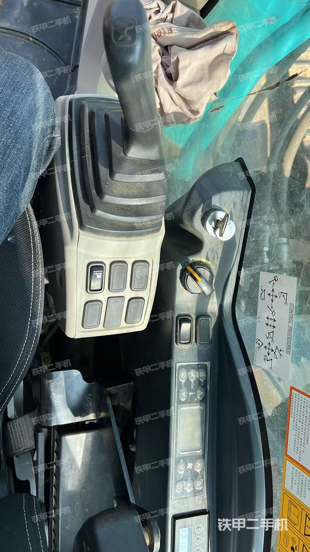 座椅右側(cè)控制臺/鑰匙門/油門/含右手柄(駕駛室部分) 座椅右側(cè)控制臺/鑰匙門/油門/含右手柄(駕駛室部分)