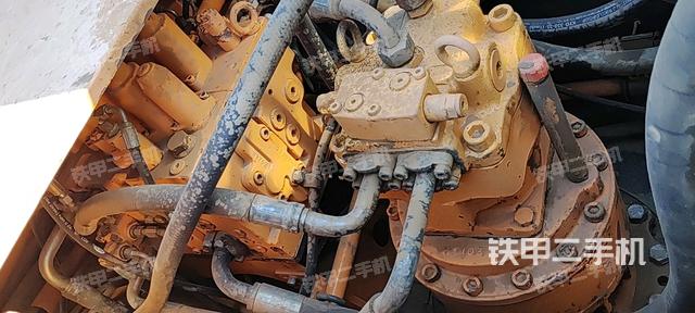 回轉(zhuǎn)馬達(dá)和主控閥（整機(jī)外觀）